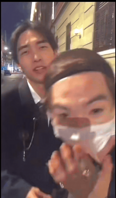 一边是甜笑如花的邻家男孩，一边是蛊惑人心的百变魔女。这反差不是一般的大！