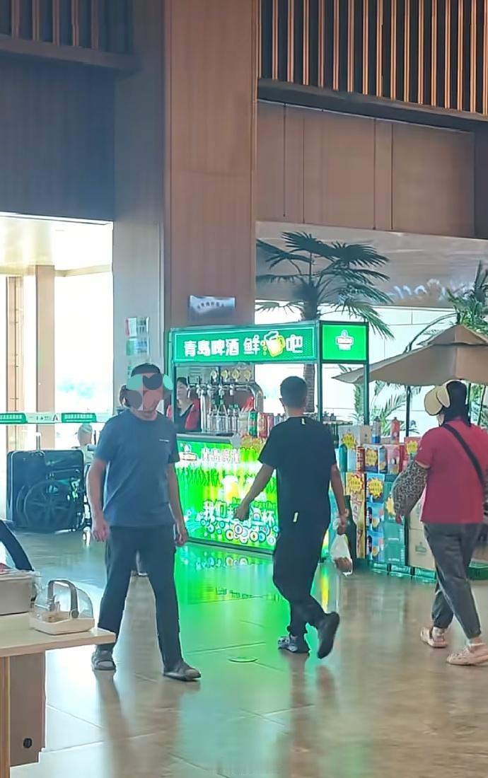 在服务区卖啤酒，你别说，高速好像没人查酒驾[奸笑]