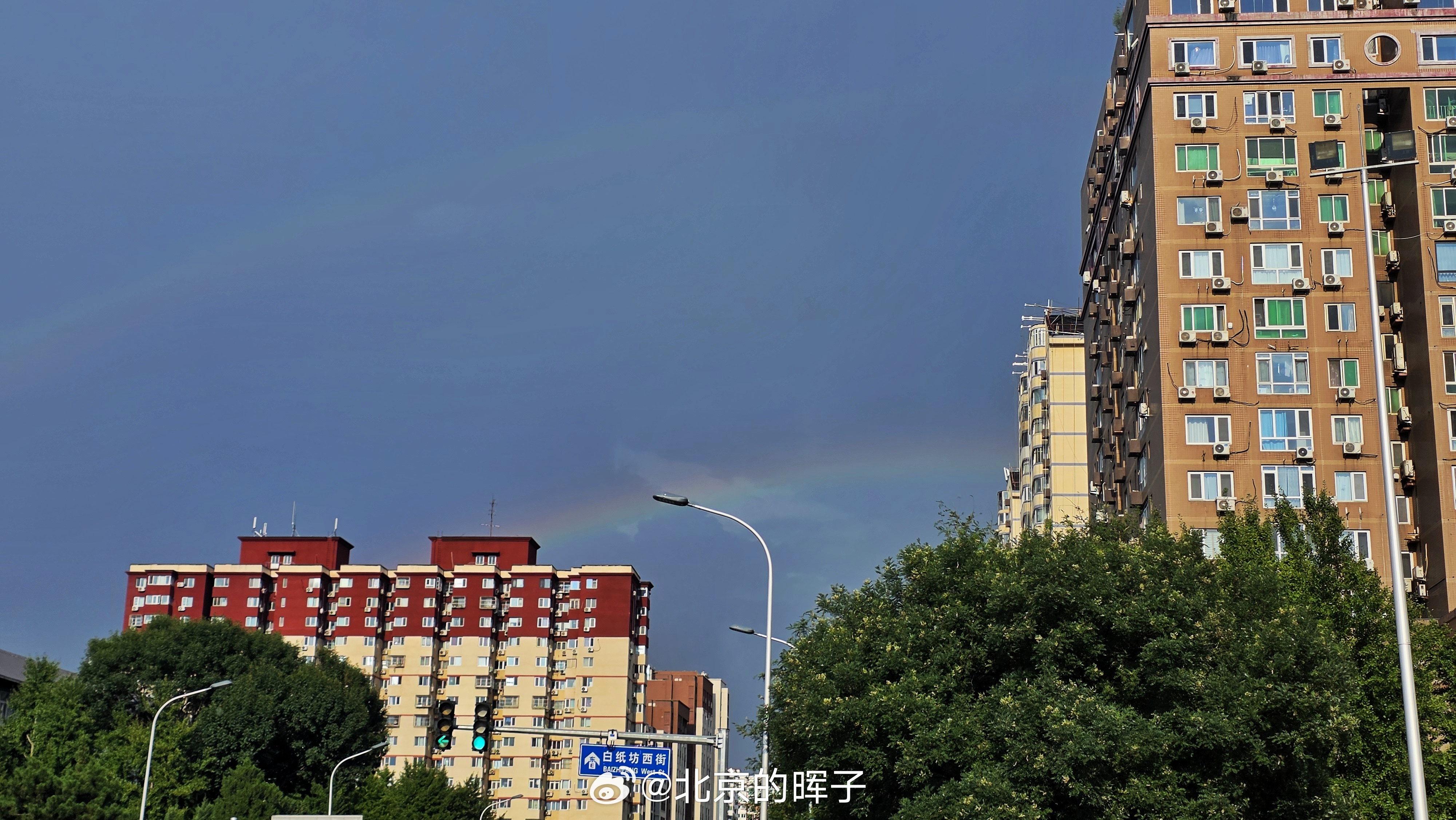 疾风骤雨蓝天白云大太阳彩虹，能同时出现… 