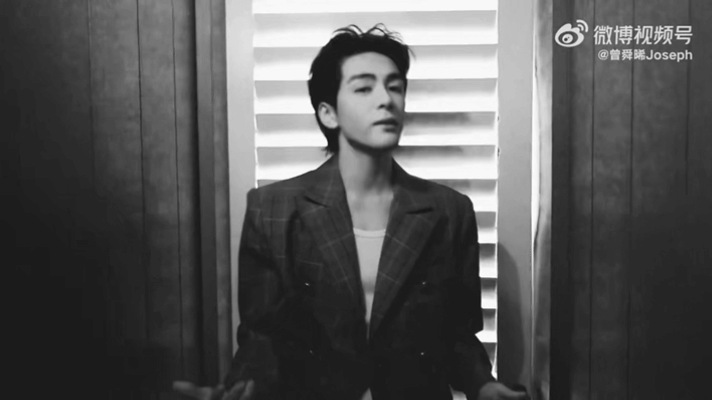 曾舜晞怎么敢说是mv呢谁懂曾舜晞《私有时刻》的氛围感直接封神！黑白光影里的忧郁感