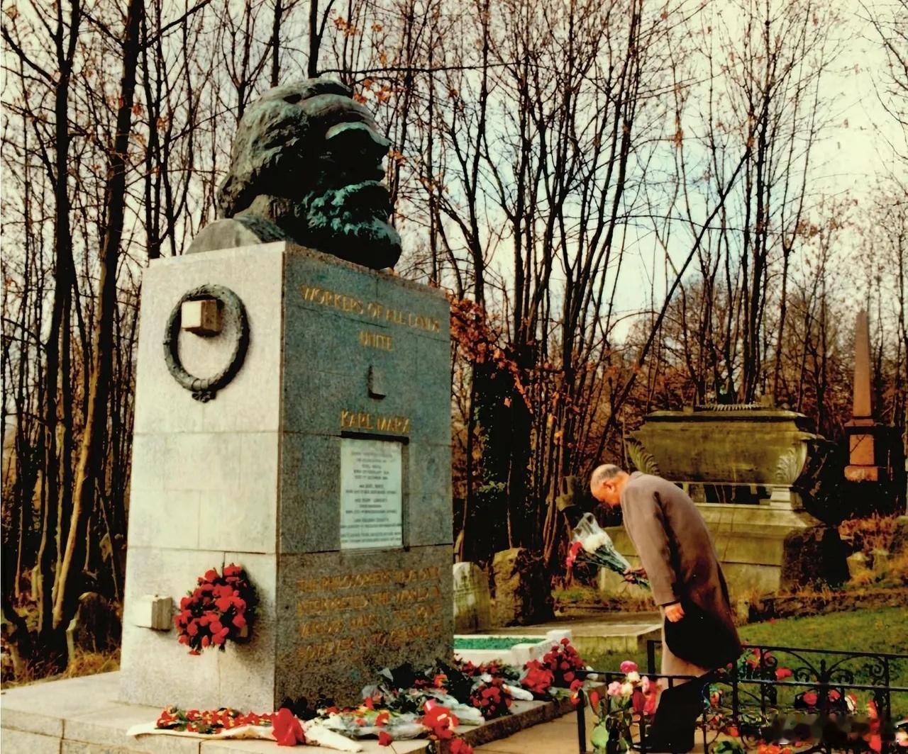 1987年3月，钱学森在访问英国期间到位于伦敦的马克思墓前献花 