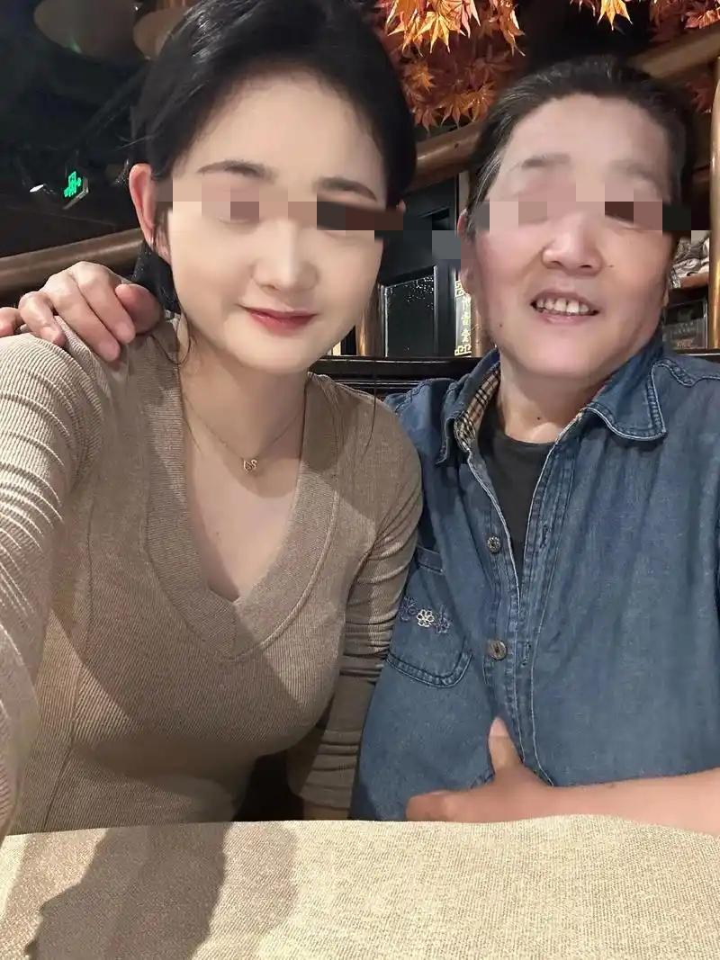 非常恨我的姑姑。
 
我爸妈离婚，妈妈抛下我改嫁了，爸爸整天游手好闲，整天不着家