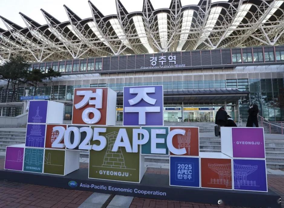 中韩元首握手合影 G7成员国虽自视为全球治理核心，但其工业总产值合计不足中国制造