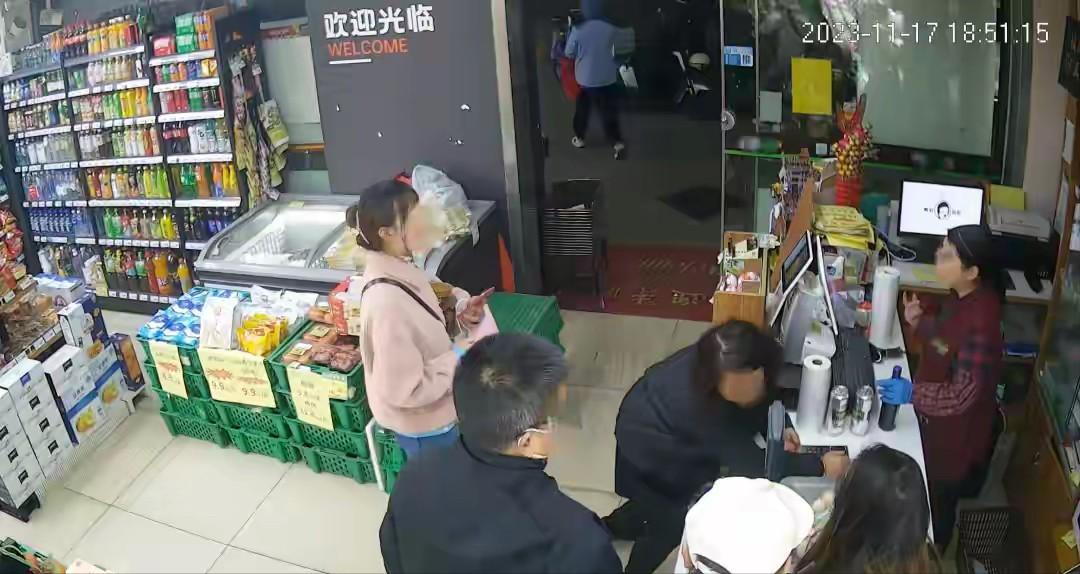 “冤不冤？”2023年上海，一名47岁女子独自去便利店买啤酒，结账后又折返，想要