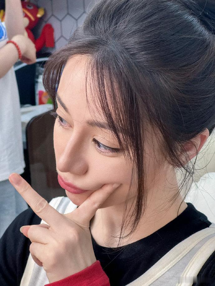 她拍视角下的迪丽热巴第三视角看迪丽热巴自拍 第三视角看迪丽热巴自拍，钰珑怎么这么