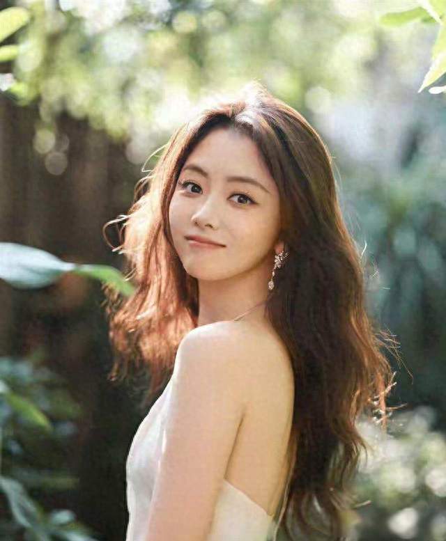 谭松韵户外美照释出，一袭吊带长裙，笑容干净，模样实在讨人喜欢