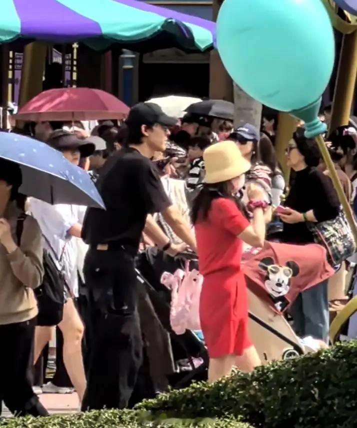 吴倩张雨剑带女儿逛迪士尼迪士尼偶遇吴倩张雨剑带女儿 吴倩张雨剑带女儿逛迪士尼，不