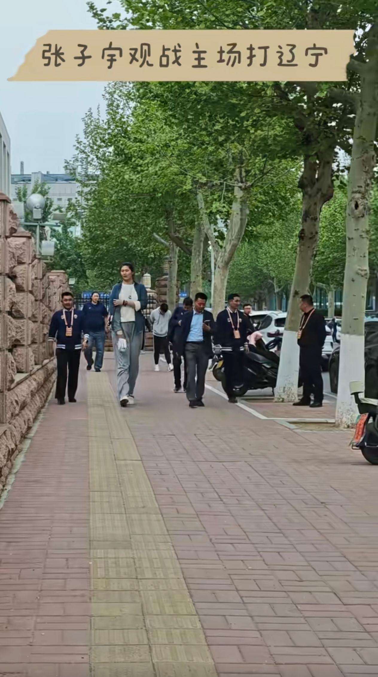 张子宇这身高，真的太有冲击力了！
        刷到张子宇现身的视频，直接被震