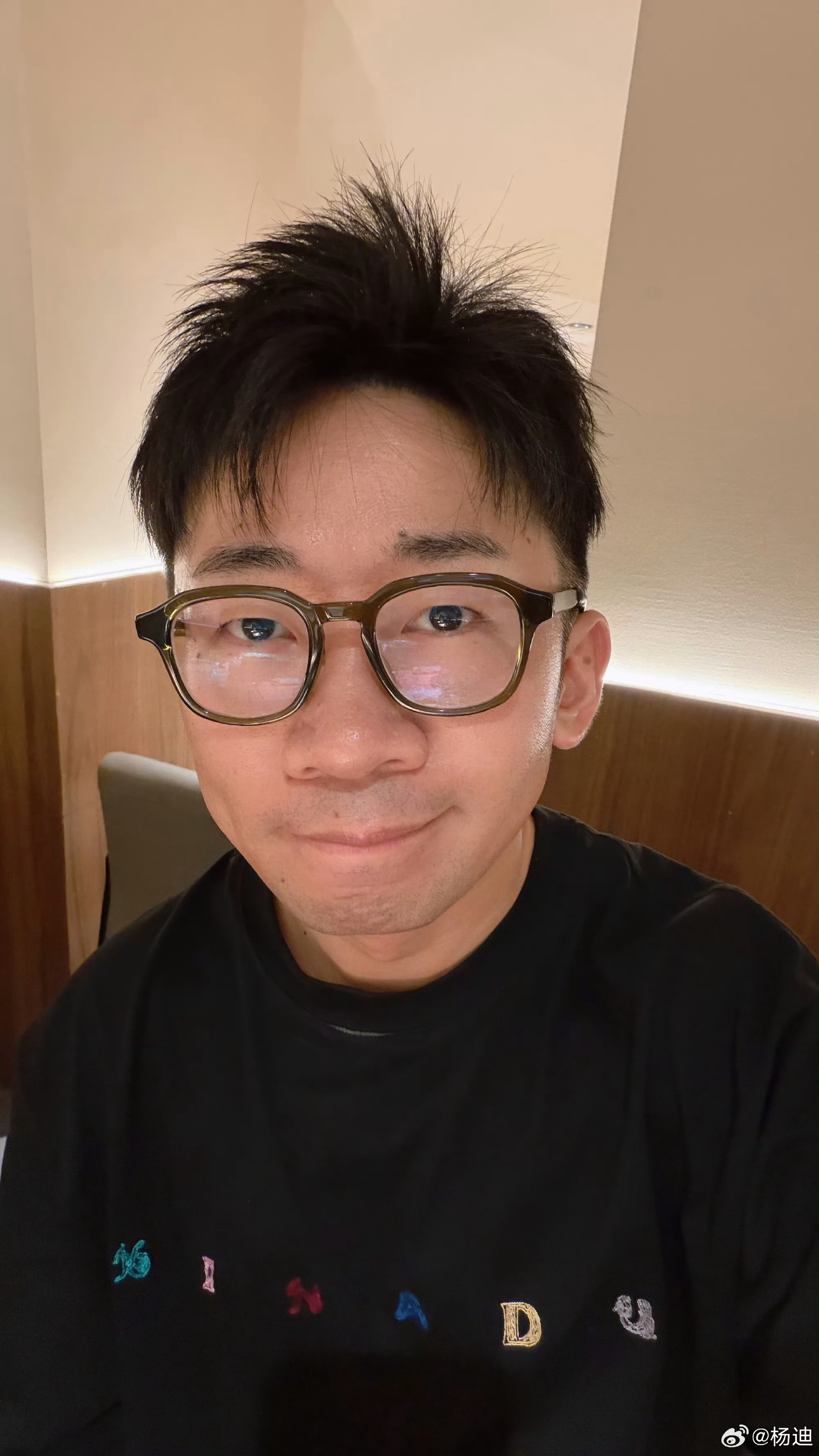 我迪哥的一世英名，一半留给舞台综艺，一半毁在随手自拍里😂机场酷哥和怼脸糊图，切