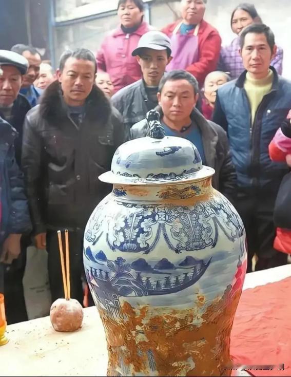 2016年，四川简阳一农民在迁祖坟时，挖出了一个装有祖先骨骸的青花瓷将军罐！专家