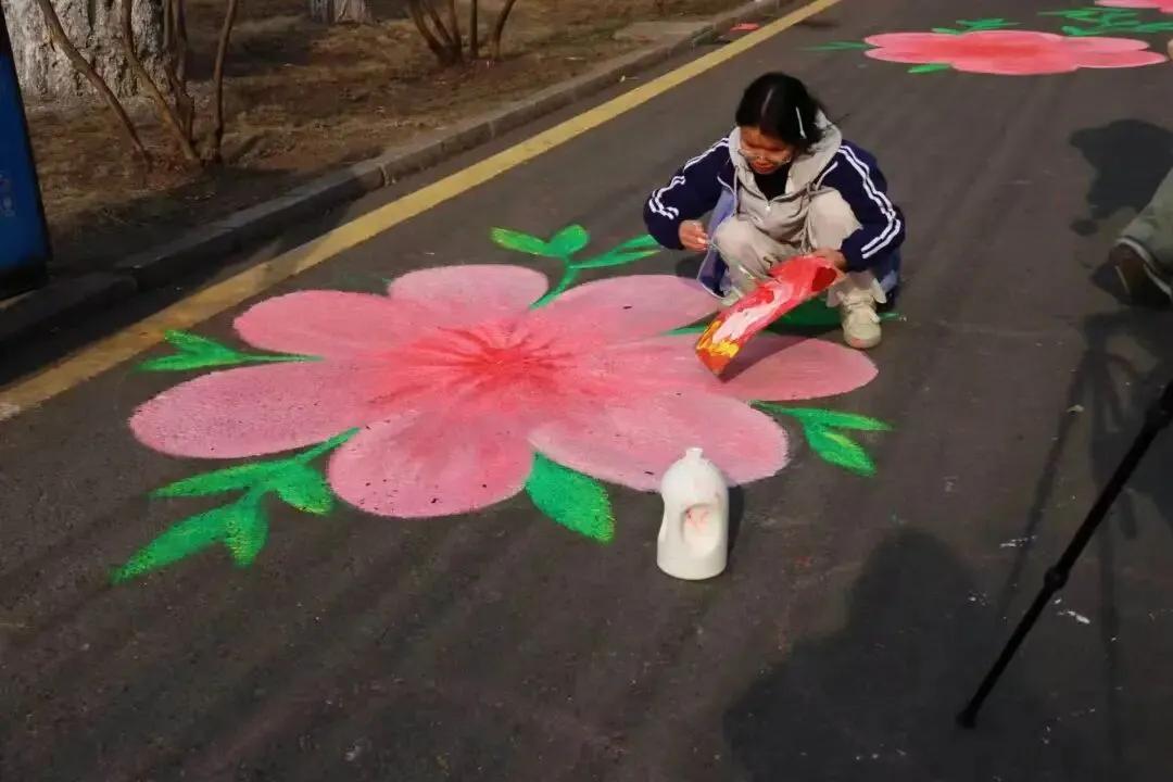 龙江一高校里的花，居然开了！-G63Lc4M02DpBCeYEtA