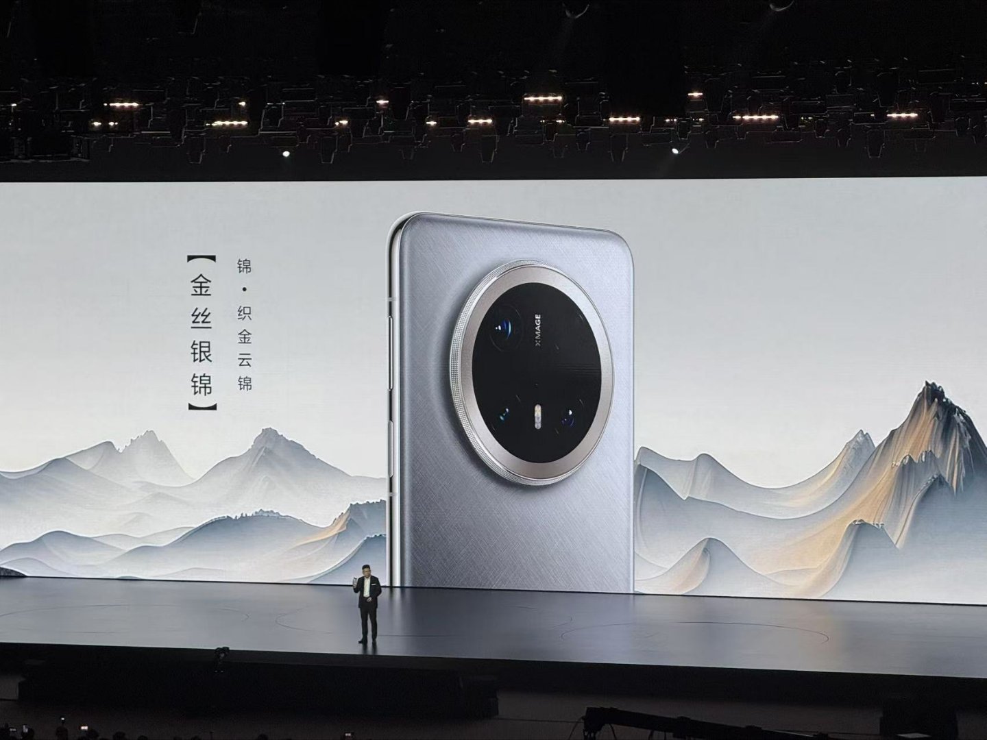 华为Mate 70系列的配色这次真的用心了，  先说Mate 70和Mate 7