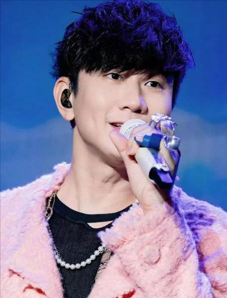 顶流男星皆钟情网红？44岁的林俊杰恋上23岁白富美。这般组合，究竟是天作之合，还