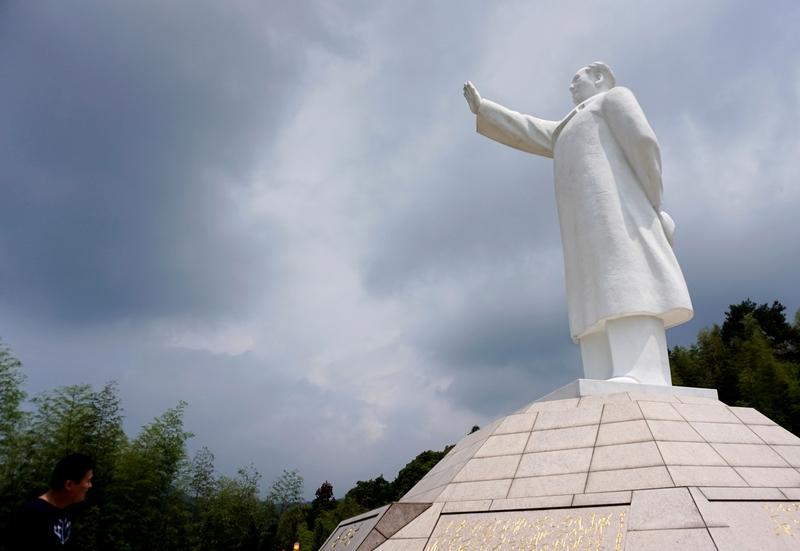 《诉衷情·清明缅怀毛主席》
         湘江碧透忆峥嵘，挥笔点苍穹。
  