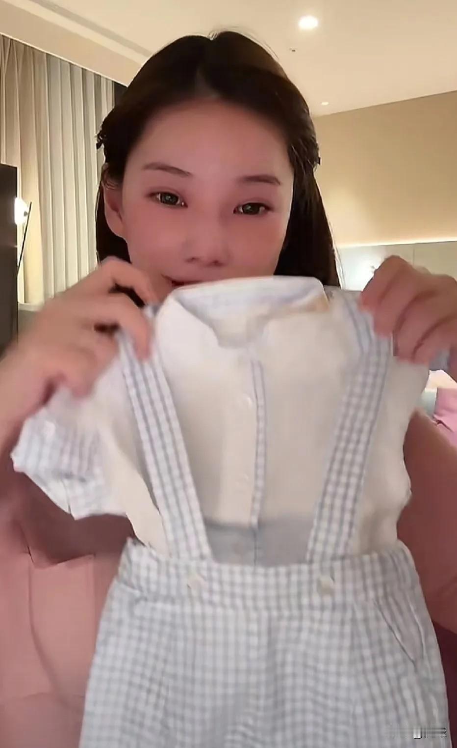 马筱梅说很想回北京!
她给粉丝看汪小宝的新衣服，说回北京穿的衣服都准备好了，等出