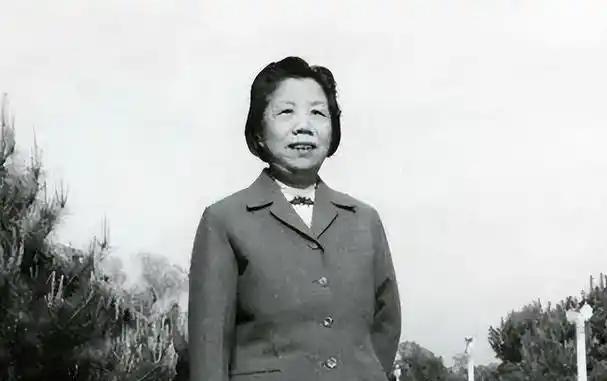 1965年，邓颖超腰部严重扭伤，用了许多方子都不见好转，周总理只好把一位女中医请