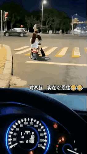 腿长也有坏处，大马路上会害了脚。大凡腿再短一点，都不会受到这种伤害[呲牙]