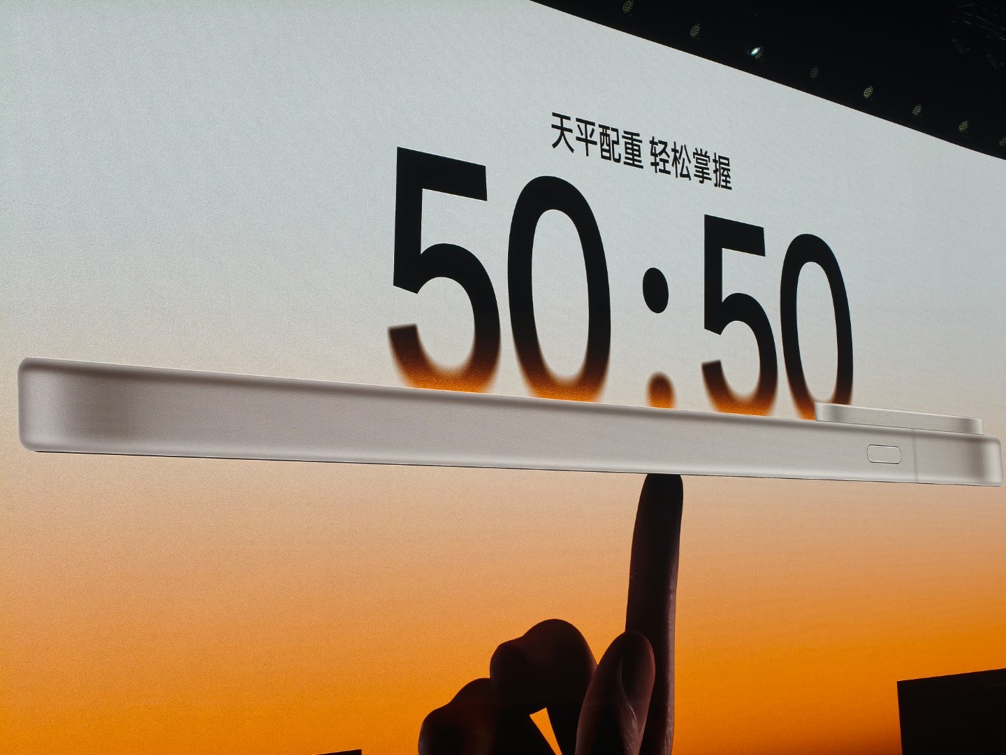 一加 15 机身 1:1 配平给好评，玩时间久了会舒服很多 一加15和ace6新