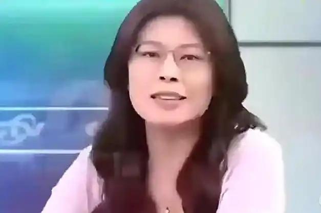 郑丽文这回是真的被盯上了！刚从大陆返回的她，被推上了风口浪尖。

岛内媒体人谢寒