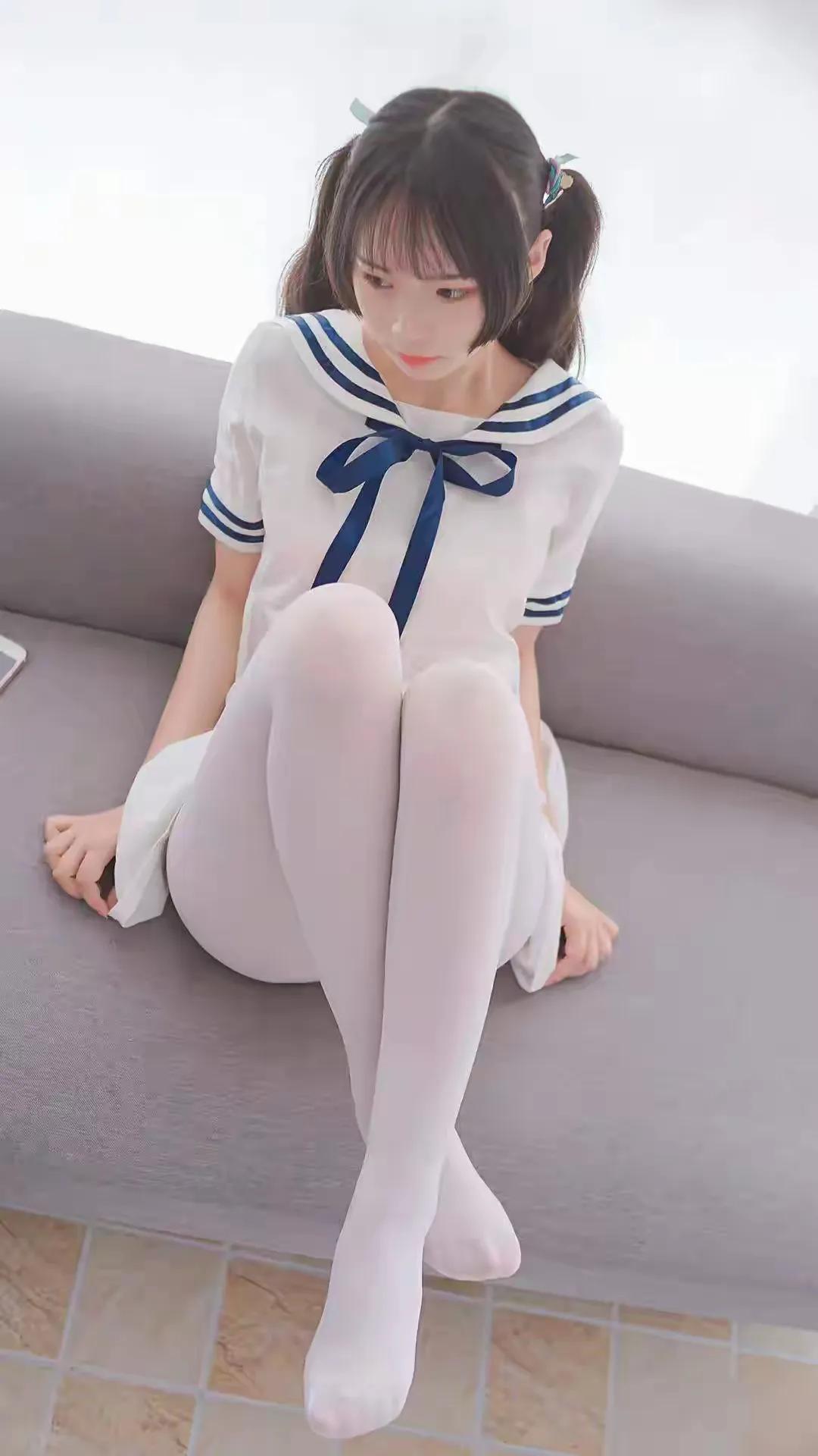 可爱水手服少女，坐在沙发上，萌萌哒！💕🌸漂亮可爱的萝莉 萝莉🤓👆 萝莉哒