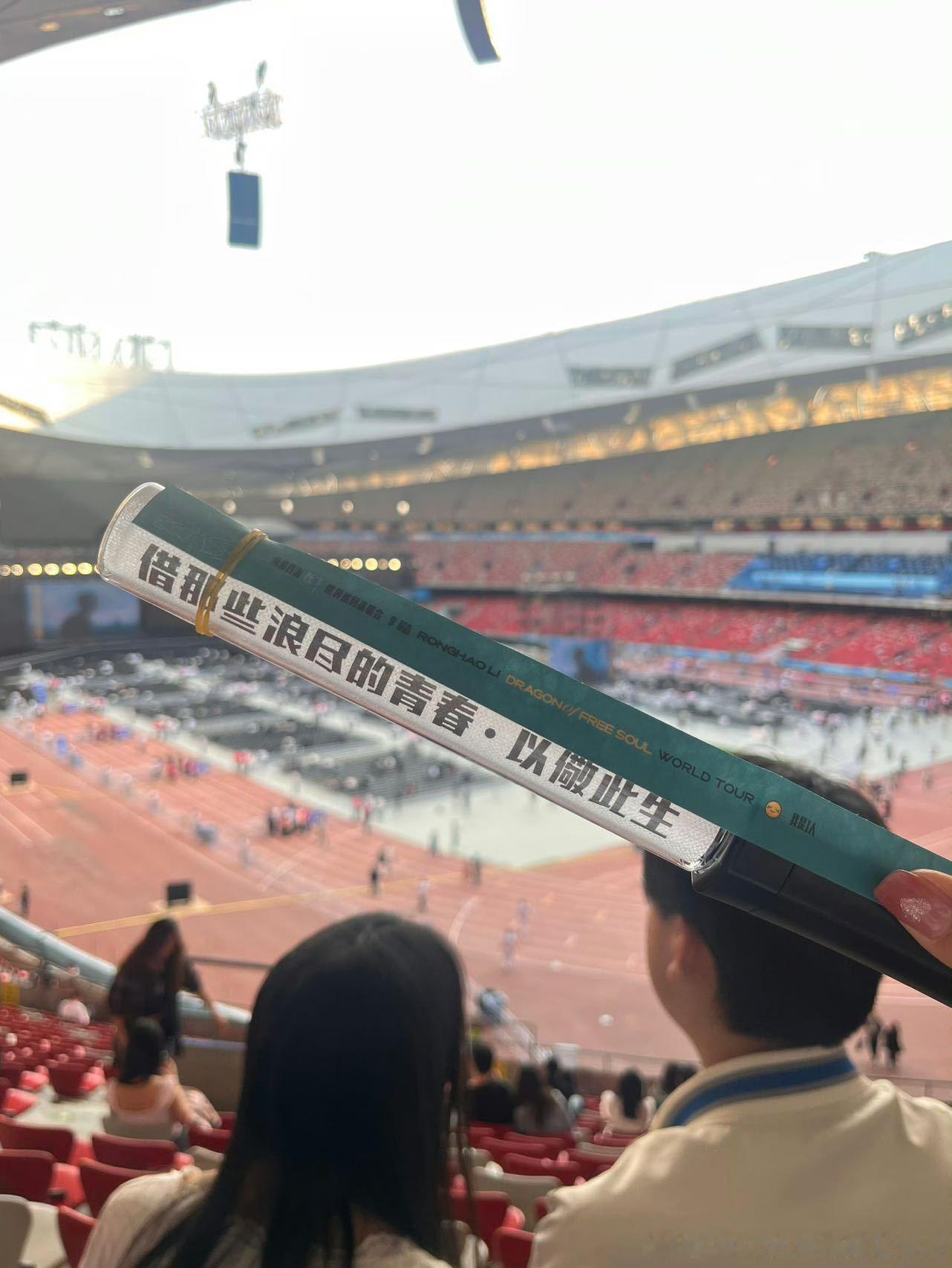 #李荣浩演唱会ie人太典了#这反差感也太强烈了吧，e人们完全放飞自我了，这样的欢