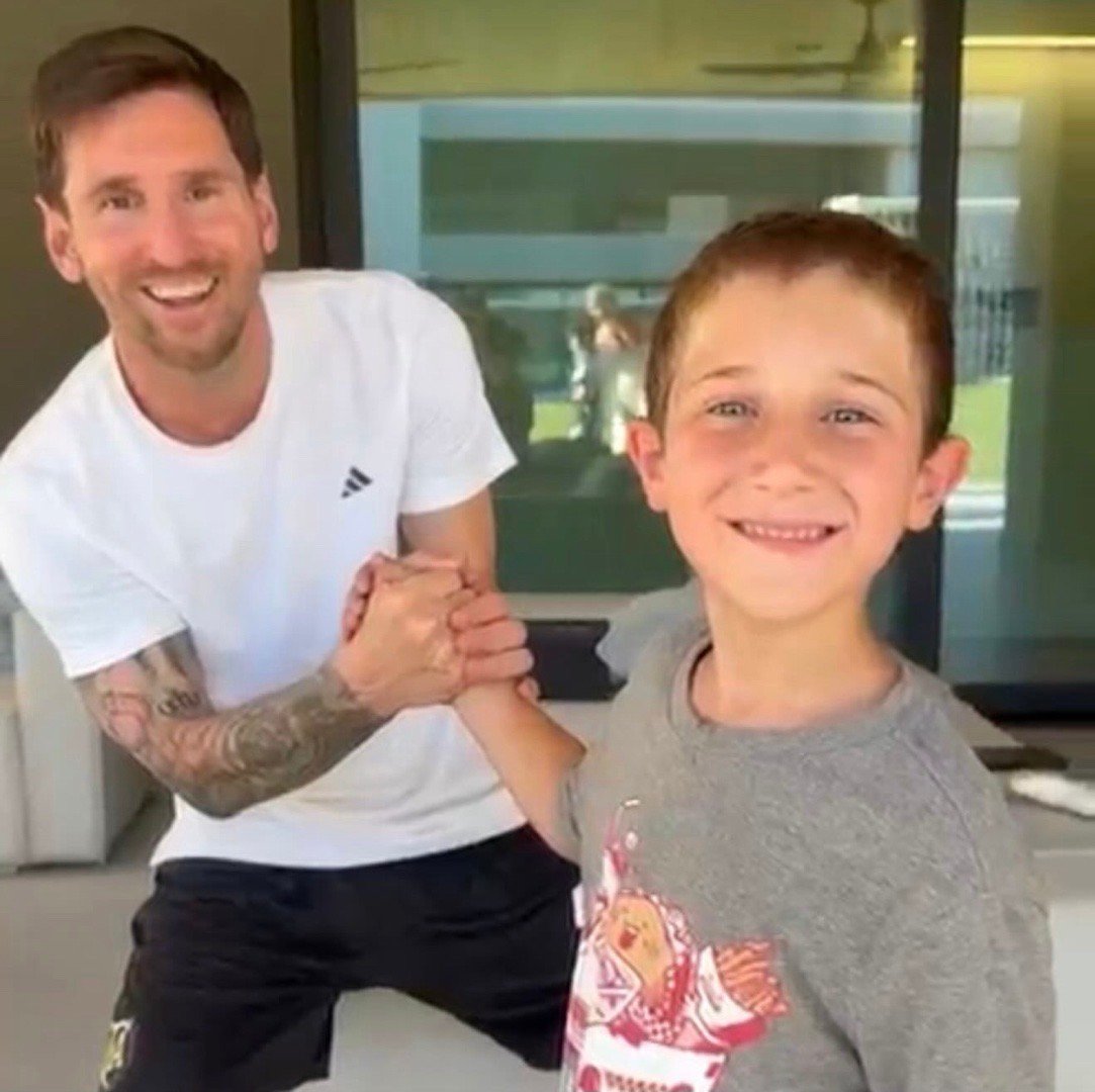 昨天在罗萨里奥家里休假的梅西，接待了阿根廷主持人Nocho Russo和他的孩子