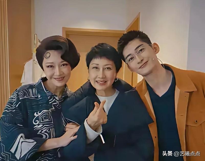 中间是凯丽，右边是张翰，一眼就把他们认出来了，那左边这位美艳女士是谁呢？
凯丽在