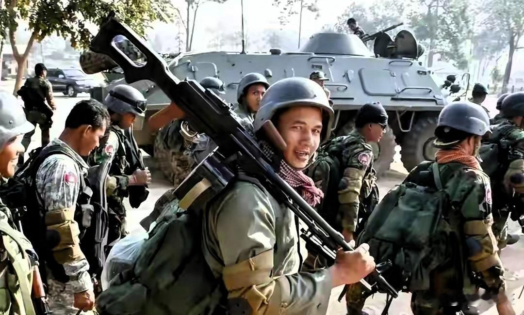 F-16炸赌场！泰柬边境再燃战火，和平协议成一纸空文？当地时间12月8日清晨，泰