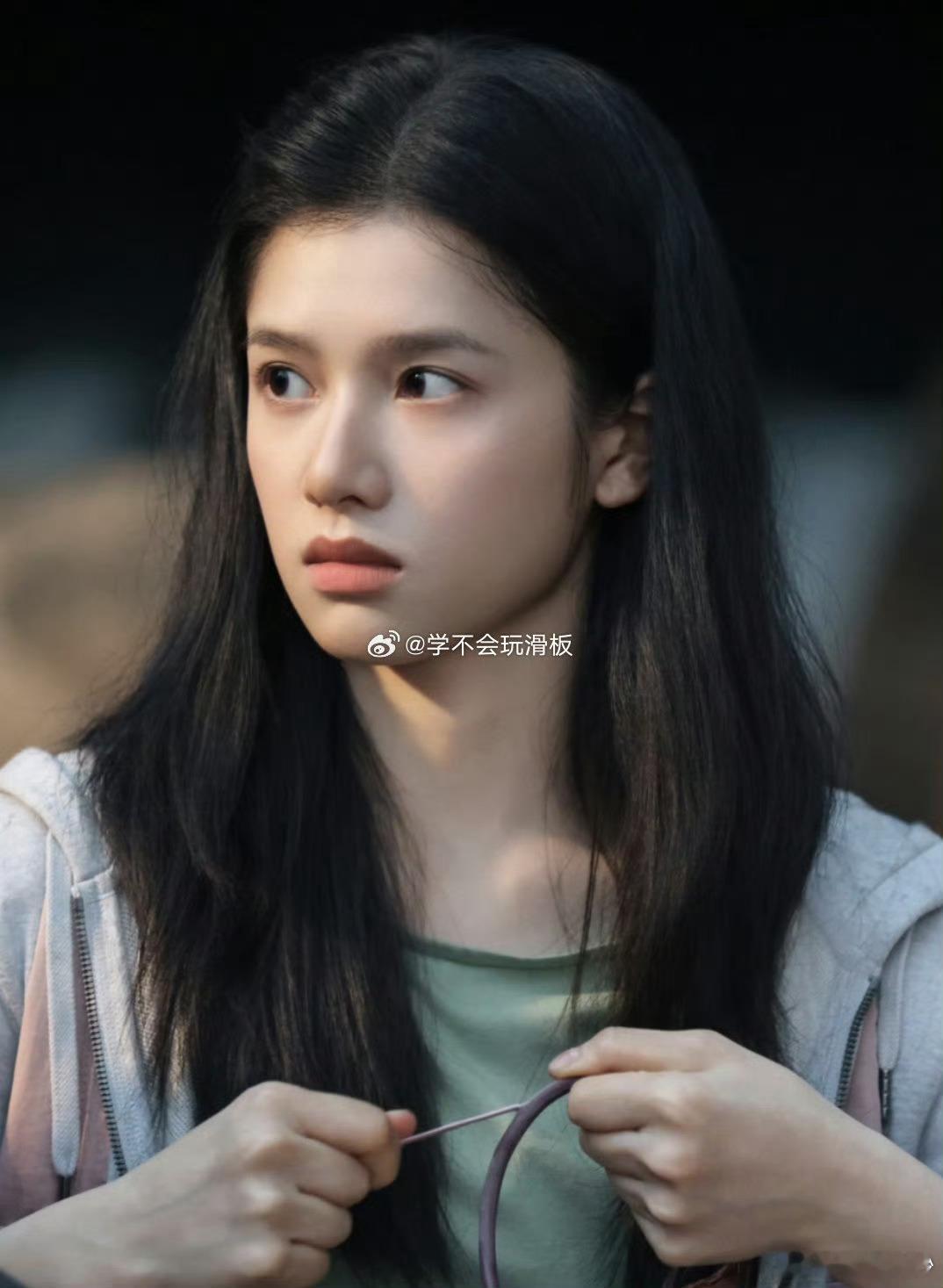 张婧仪好勇敢主动一女的穿情侣鞋、要背背、拉手腕，苗靖这一套组合拳下来，陈异哪里还
