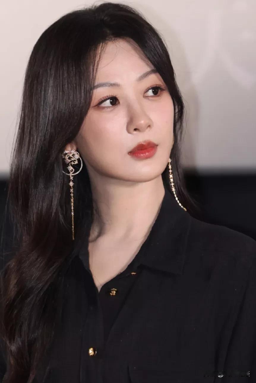 如果女星们纷纷放弃对“假睫毛”的执着将会是什么样子呢？
我觉得整张脸，看上去一定