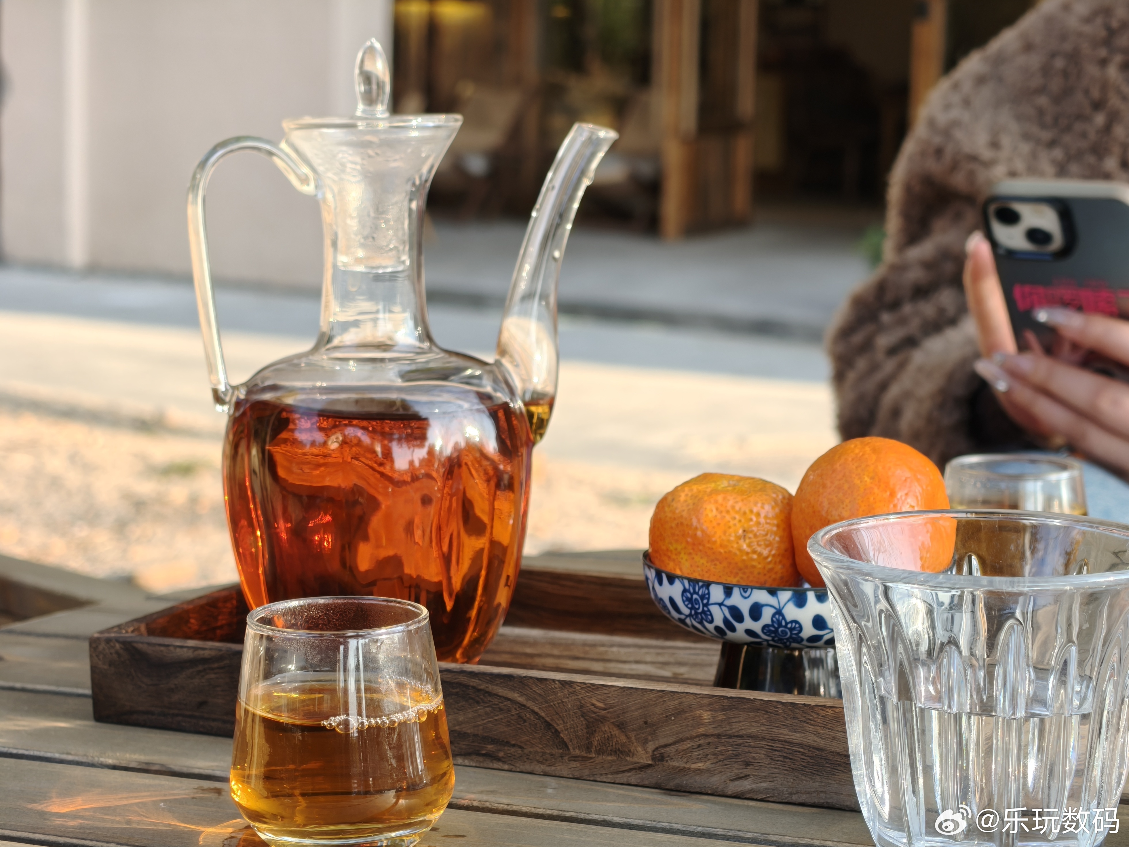 兄弟们，周末，晒晒太阳，得闲饮茶，这，太爽了！