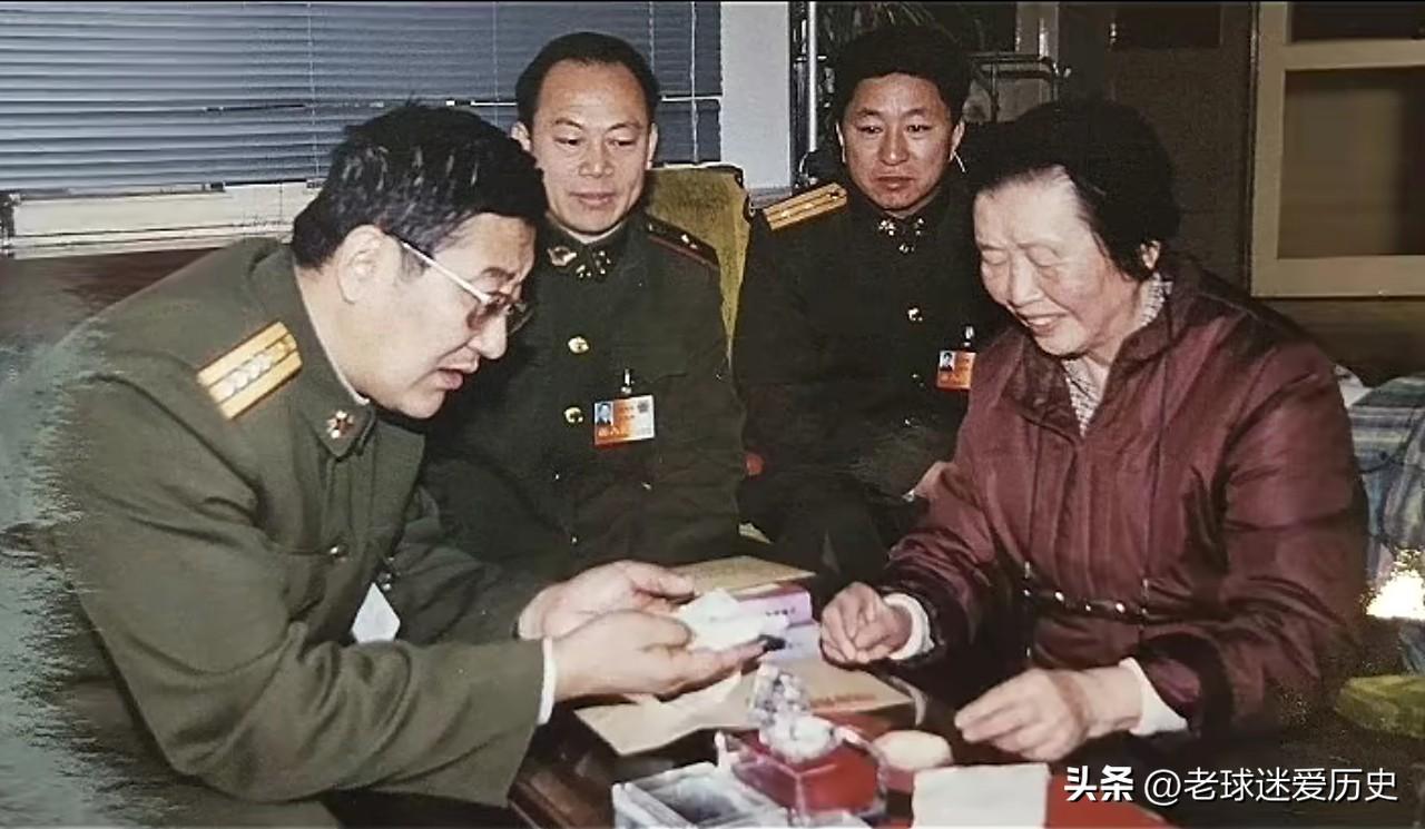 这张珍贵照片记录楚青向军科院捐赠粟裕将军头部留存弹片的一幕。
屋内数位身着军装的