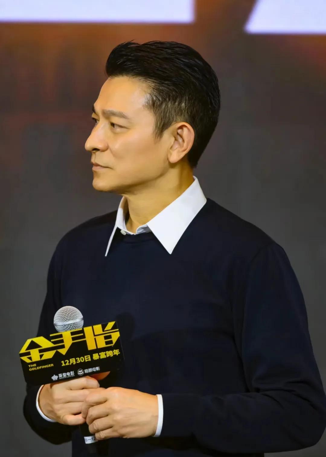 梁朝伟不仅白发很多，都快秃了。
刘德华头发多，白发略有一些，他是染发了吗？
而且