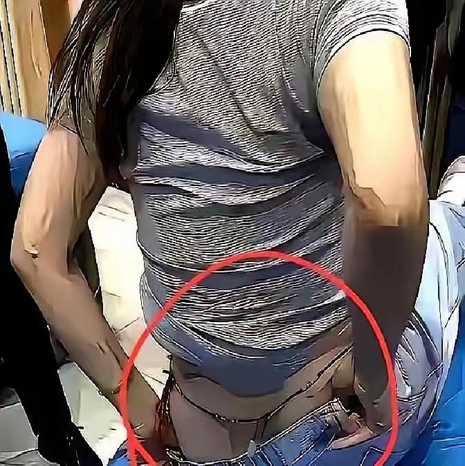 成都太古里又双叒叕火啦！

   这次是因为“三露”穿搭，露腰、露胯、露内裤，