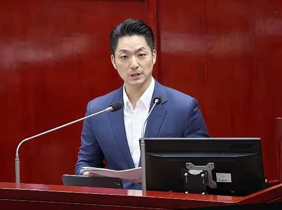 蒋万安姓"蒋"，自称爷爷是蒋经国，太爷爷是蒋介石，按辈分是"蒋四代"。可有意思的