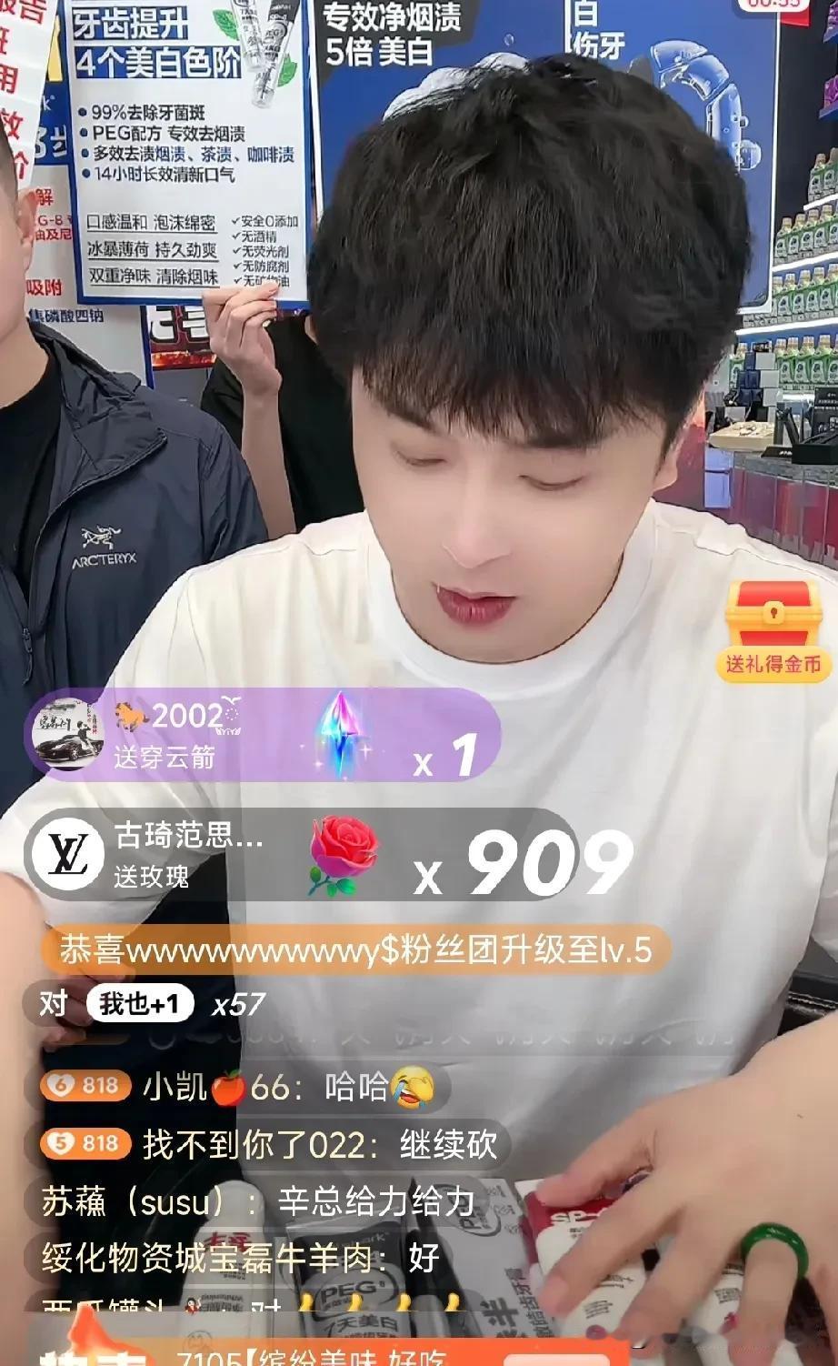 辛巴直播间礼物也是满天飞，咋没人说了？为啥直播间那么多人刷礼物？
郭有才直播间有