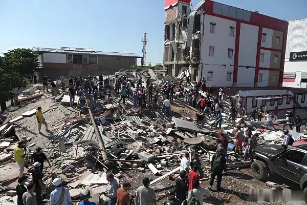 哥伦比亚10日发生的7.5级地震已造成77人死亡。 