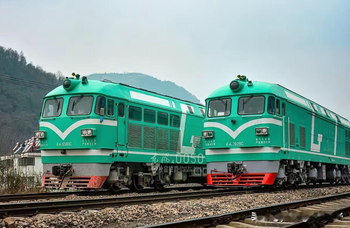 你见过把东风4B内燃机车改造成纯电动后的新能源火车的样子吗？图中的新能源火车应该