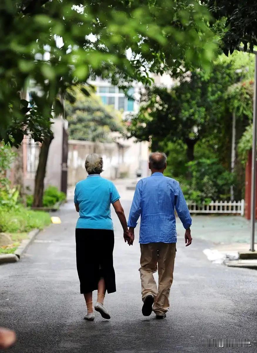 夫妻难共赴黄泉？土地公揭秘：后走的人，在为子孙积3样“阴德”！
 
编辑：纱娜