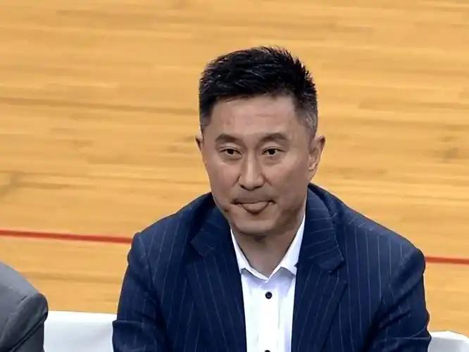 我勒个去！杜锋真卸任广东宏远帅位了？首钢追的天价旧将布朗还被广厦续了？
这三桩事
