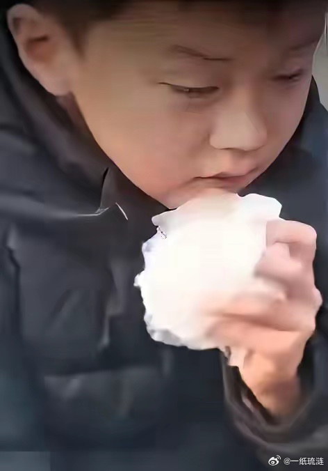 刷到江苏这个视频真的破防了，六七岁的孩子看着妈妈的摆摊车被收走，眼泪止不住地掉，