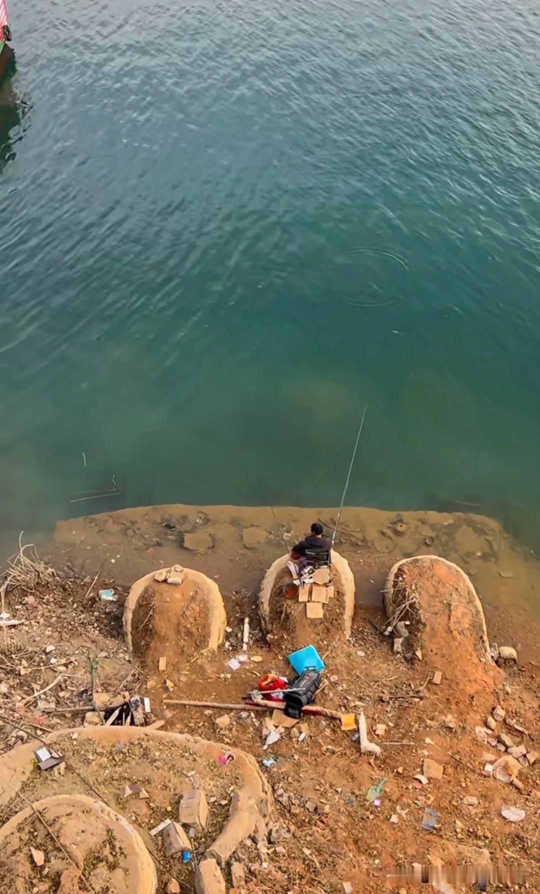 过分了吧 钓个鱼坐人家坟头上
最好白天去钓
晚上千万不要去
因为早晚会出事的
坟