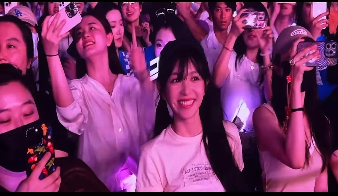 小田去看林俊杰演唱会了，好漂亮，笑得好甜，好可爱🥰 ​​​