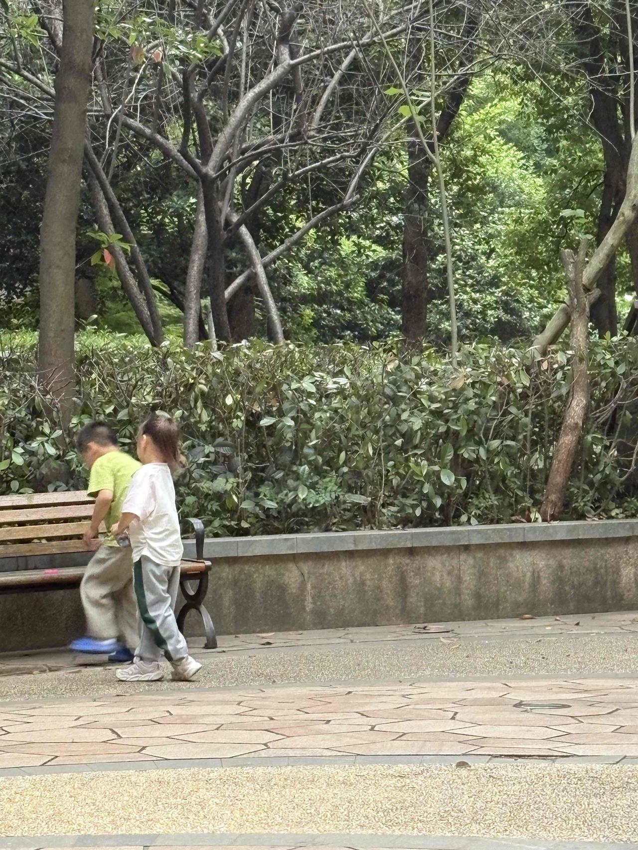 陪娃饭后出门消食。娃原本在地上拿粉笔画画，来了一个小姑娘，带来一大盒摔鞭。小朋友