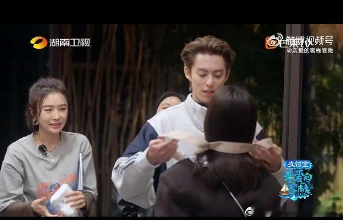 白鹿被安排洗碗干活王鹤棣给白鹿套围裙白鹿一进客栈，王鹤棣就把围裙递上来了！来了就