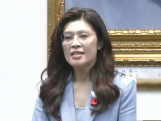 台海最近最吊诡的一幕正在上演：国民党主席郑丽文刚结束大陆访问，带着金马通水、重启