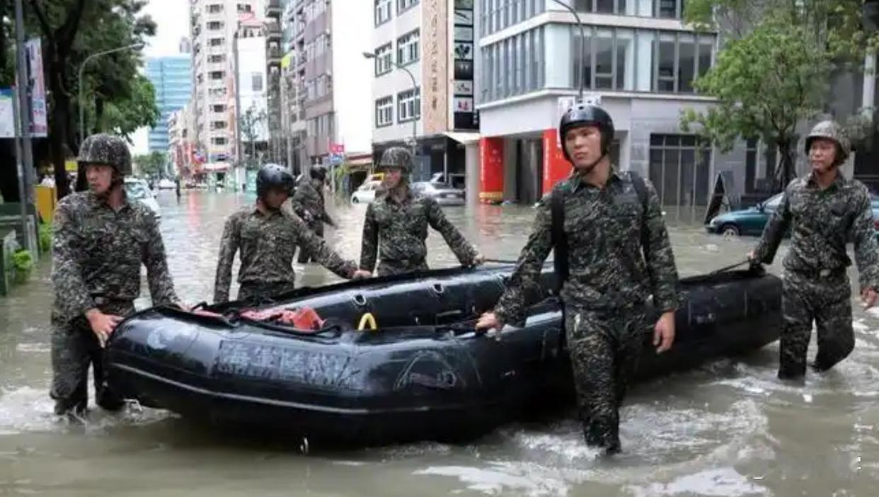 暴雨席卷全台灾情告急，绿营围攻蒋万安，双北选情风向彻底反转
 
台风外围强降雨横