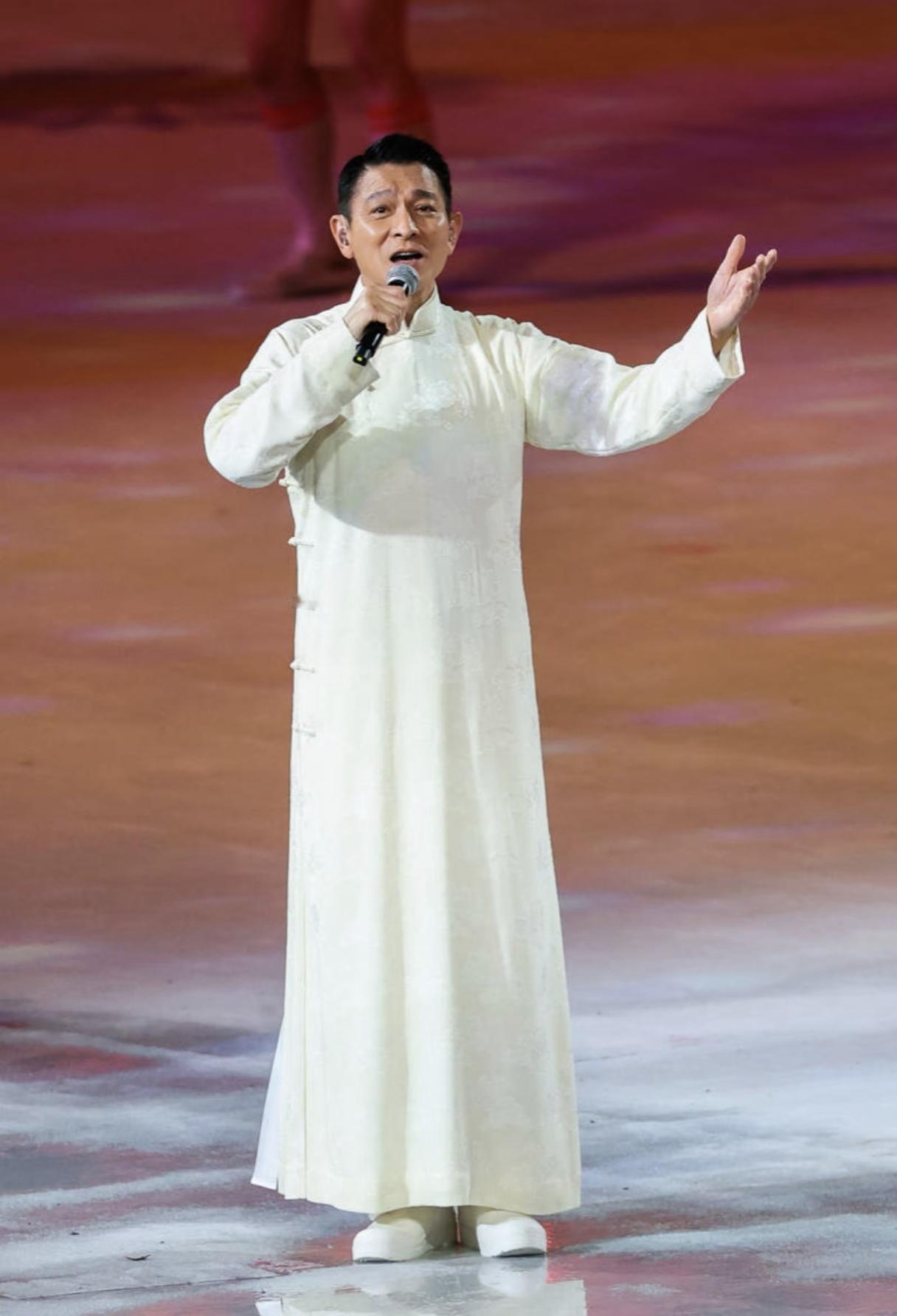 这回出名了，
估计不仅全囯人民知道了，就连全世界都知道了
刘德华都一把年纪了，为