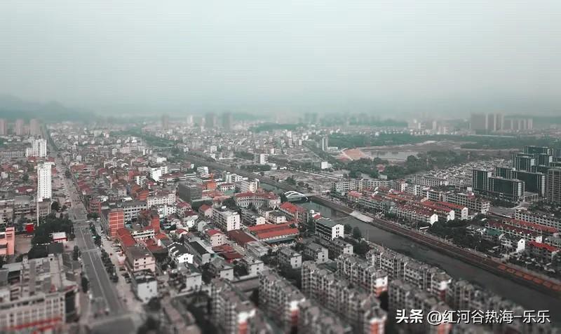 自从小城市和大城市之间的交通越来越方便以后，虽然说，小城市跑到大城市定居的人，还