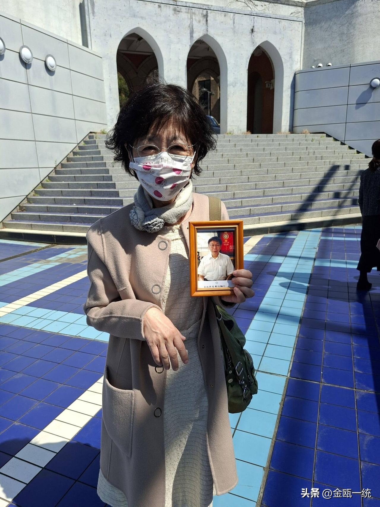 陈佩琪带“柯文哲照片'赴日参加儿子毕业典礼

柯文哲妻子陈佩琪今天（24日）赴日